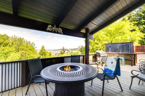 < 1 Mi to Port of Alsea: Inviting Gem w/Views!