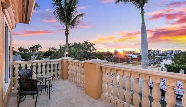 1 OF THE CLOSEST NAPLES PARK HOMES 2 THE BEACH/RENOVATED/5BR/POOL/BIKES/GAMEROOM