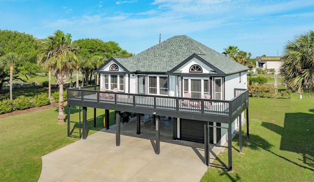 2 blocks to beach, 13 mi to Downtown - Dog Friendly & Great for Families!