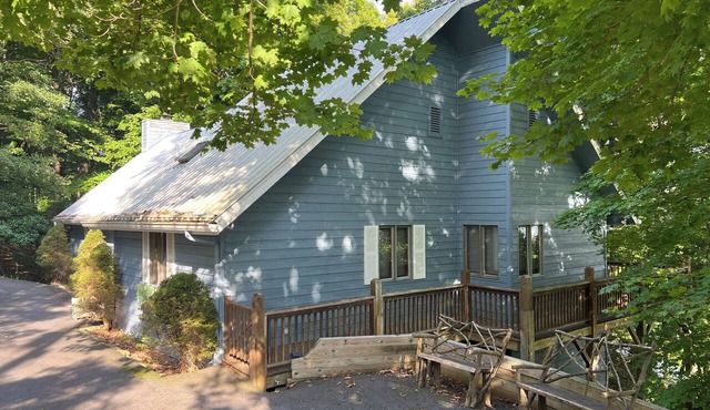 2 Mi to Slopes! Spacious Ski Getaway w/Mtn Views