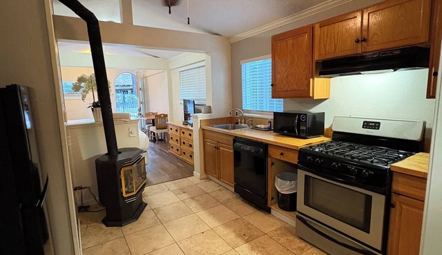 2 Queen bedroom cabin in South Lake Tahoe w/Full Kitchen and Jetted Bathtub