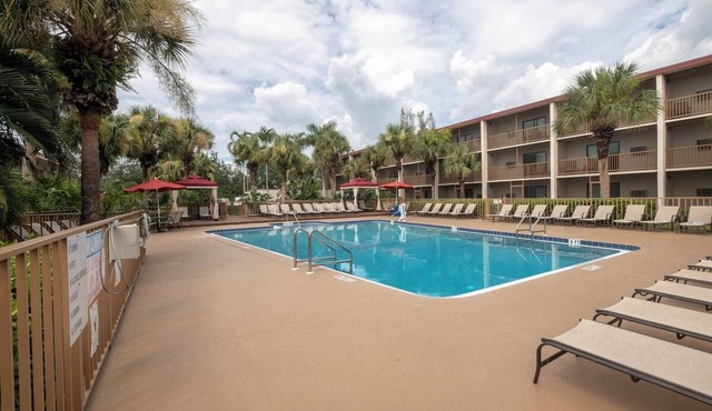 2 Sunlit Naples Rooms Close to Fifth Ave Shops – Pocket-Friendly & Relaxing