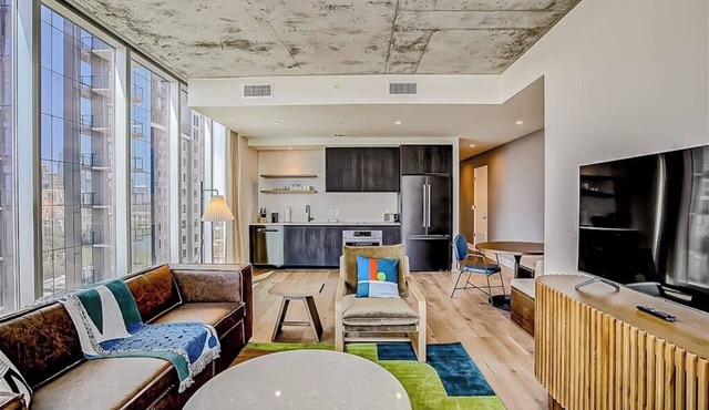 24th floor - Corner condo - lake-view balcony - rooftop pool & gym