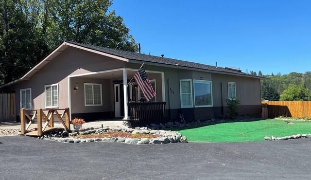 3‑BR Grants Pass Homestead