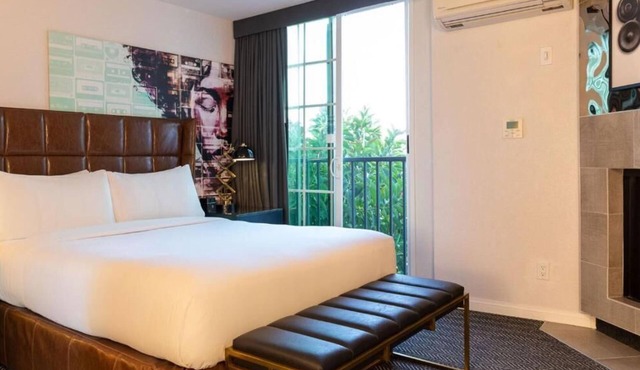 3 Suites w/Access to Rooftop Lounge, Tennis Court, Pool & Local Hotspots