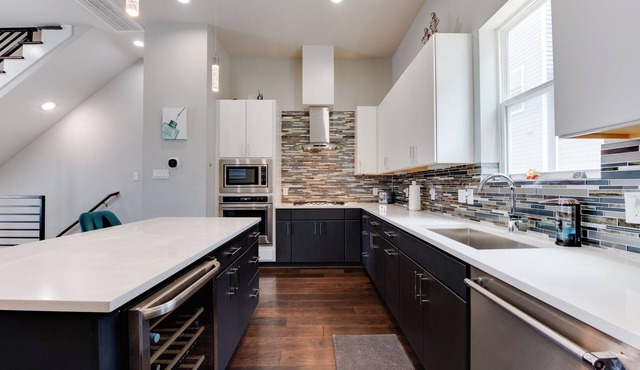 4 lev contemporary smart townhome, walking distance to NRG Stadium & Med Dist.