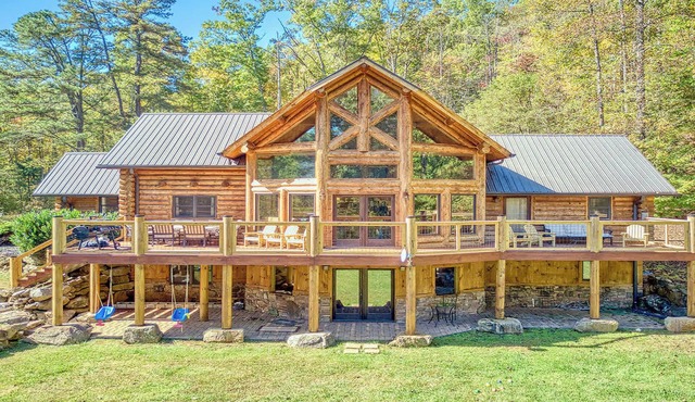 4500sq ft 6b/4.5ba Cabin on 7 Acres 15min to downtown Sylva! Huge Yard + Hot Tub!