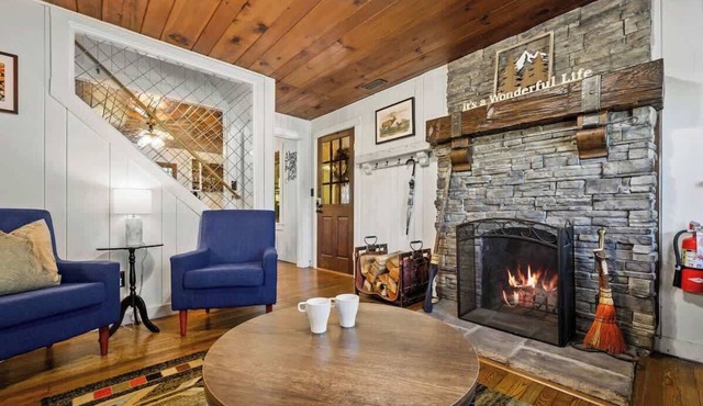 5 Bdrm/1940's Cottage/Walk to Downtown/Hot Tub