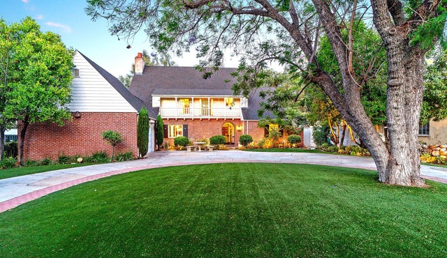 5-Min Walk To Rose Bowl - Luxe Estate!