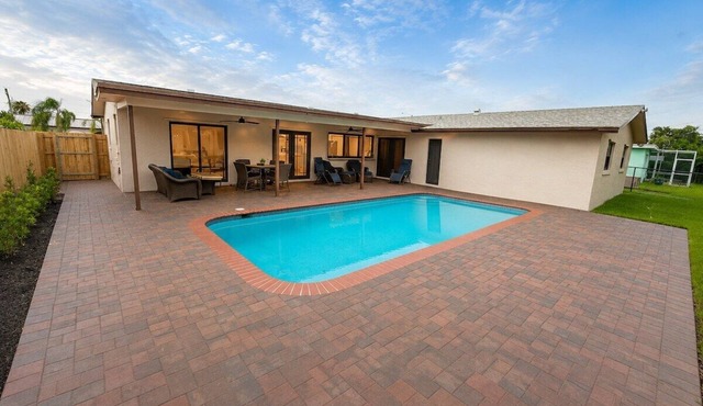 5BR/3Bath Pool Oasis - Sleeps 10 - 17 Min to Hard Rock Stadium