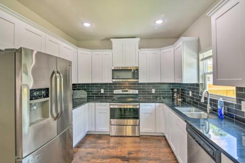 7 Mi to Gulf: Family Home w/Yard in Texas City