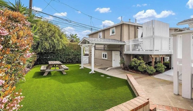 A Charming Hidden Gem, two blocks to Moonlight Beach