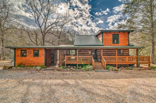 A River Runs Through It - River front | Hot Tub | Pool Table | Fire pit