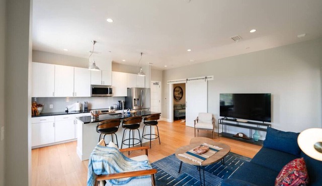 AeroDynamic 2Br/2Ba with Office & Balcony