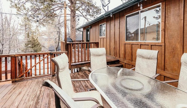 Alameda Landing- Pool Table- Hot Tub- Relaxing Log Cabin