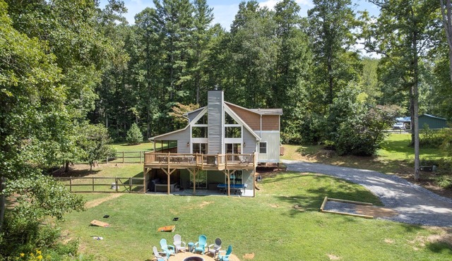 Asheville Area Retreat with Hot Tub, Games, and 3 Acres, with room for 10 guests