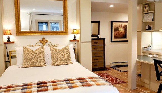 Aug 4 & 5 and 11 & 12 now only 189/nt plus VRBO fees n taxes Close to Ford Park