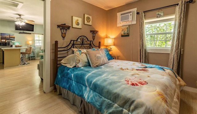 Awesome 2B/2B cottage on shared waterfront property, 275' pier, pool & hot tub