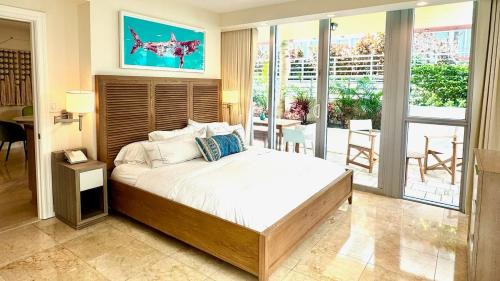 Beachfront and Private Patio at Casa Fifi Ocean