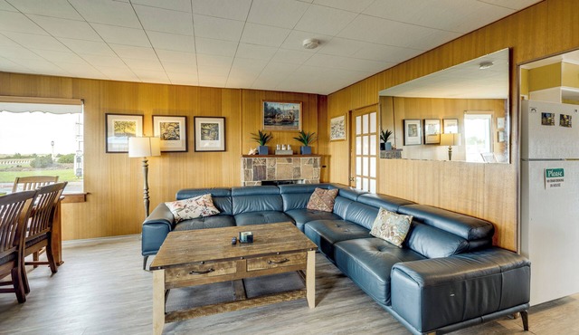 Beachfront Cottage on Seaside Promenade w/Hot Tub