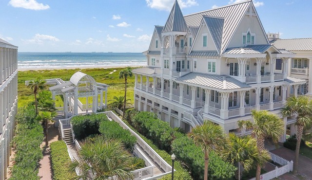 Beachtown - BEACHFRONT ESTATE - Be Here Now - Elevator + 1-Min Walk to Pool!