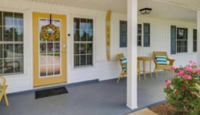 Beautiful 2-bedroom Lake front cottage with AC in charming Johnson City