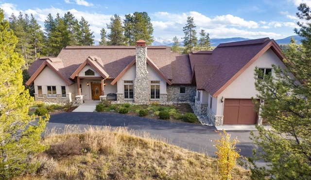 Beautiful 4-bedroom house on 8 acres near Fraser - privacy and amazing views!