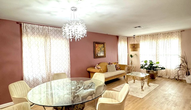 Beautiful 5 BR+3 BA home w/AC and Wifi