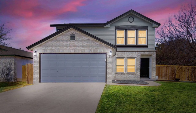 Beautiful Blue Haus w/Private Patio, Office Desk