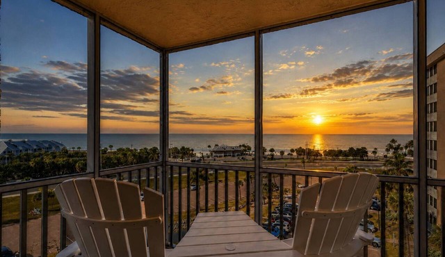 Beautiful Gulf View Studio Steps to Bonita Beach | Stunning Sunsets & Heated Pools | Free Parking