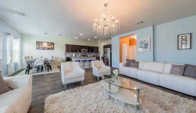 Beautiful home, 2 living rooms, group getaway, in welcoming Austin