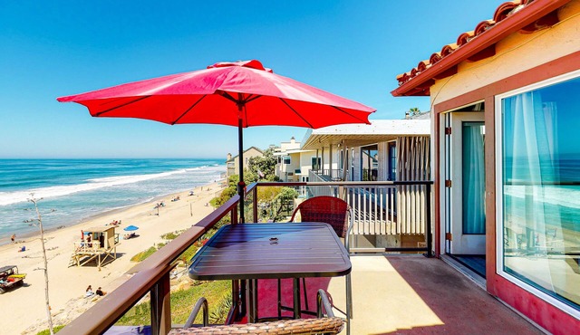 Beautiful Oceanfront Condo w/Private Balcony, Free WiFi