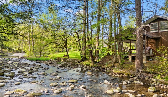Beautiful riverside cabin, sleeps 18!