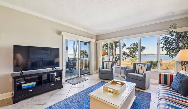 Beautiful Villa w/Free Tennis & Water Views