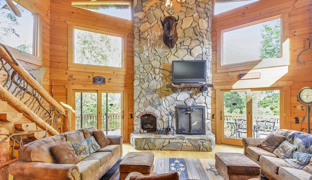 Bison Ranch Retreat - Luxury Lodge with 2 Master Suites