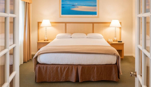 Breathtaking Ocean Views! Full Kitchen, Free Parking, Onsite Swimming Pool