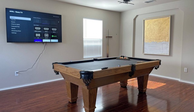 Bright 5-Bed Canyon Maple Retreat with Pool Table Near JW Marriott