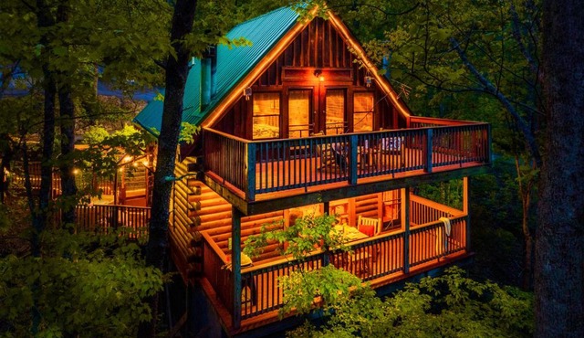 CABIN in a GATED RESORT with SEASONAL RESORT POOL