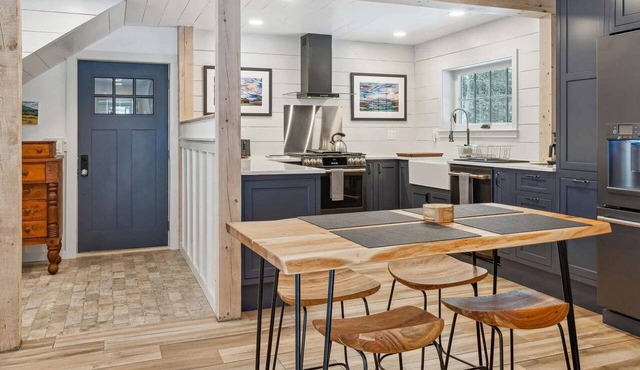 Carriage House with Valley Views, Rock Haven