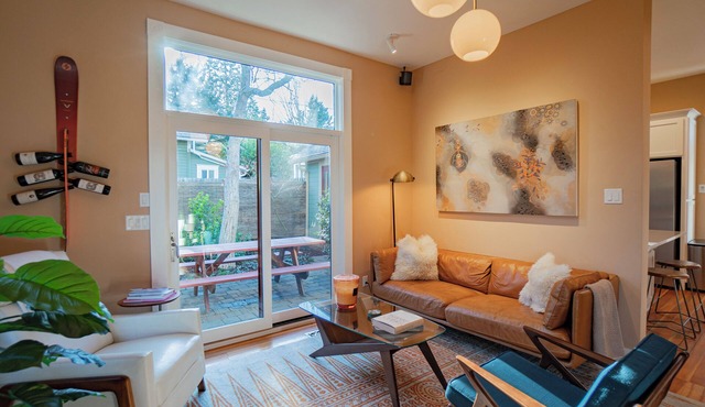 Casa Soleil: Luxurious Cottage Steps Away from Downtown Ashland