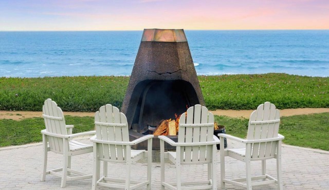 Cavalier Oceanfront Resort | Deluxe King Fireplace | San Simeon