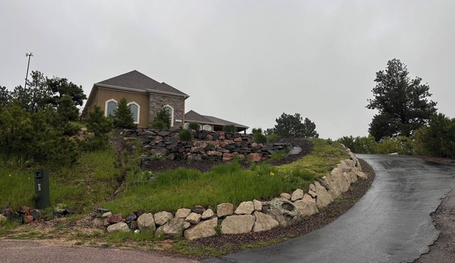 Charming 2-bedroom with King Size Beds; WIFI, Private Patio with table and grill