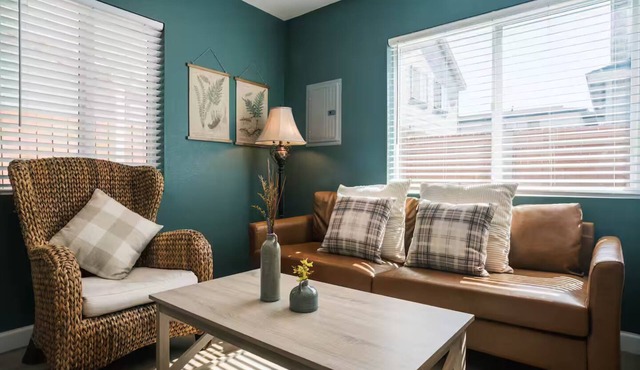 Charming Detached Bungalow in Historic Old Town Monrovia Kingsize Bed！