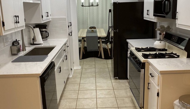 Charming Spacious 3 Bedroom S.W Austin 12 mins D.T 20 mins Airport.