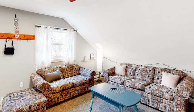Charming upstairs condo with river view, full kitchen, and firepit