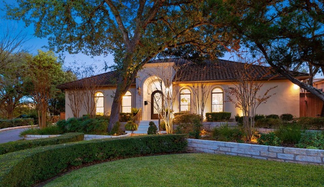 Chic & Secluded 4 BDR in Desirable Tarrytown! Sleeps 10 and 10 mins to Downtown!