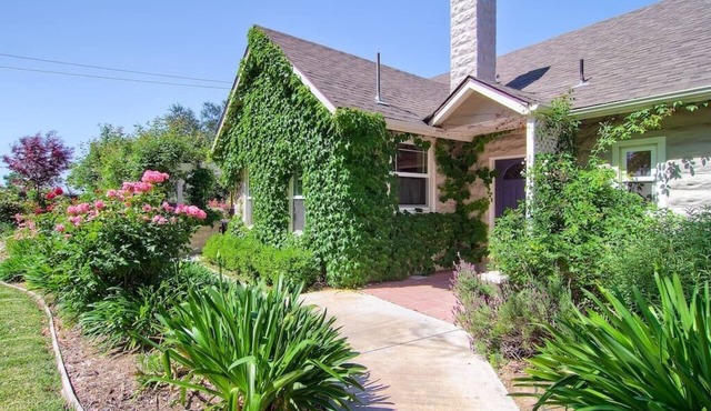 Cottage at Capitol Hill-In-Town Vintage Charm with Spa!