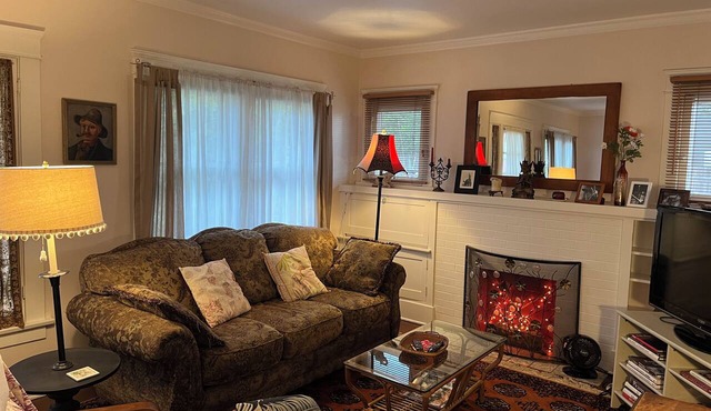 Cozy 1-bedroom house in peaceful Monrovia with AC. Walk to historic Myrtle Ave.