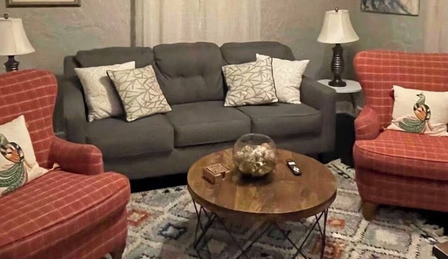 Cozy 2-bedroom cottage in Sikeston’s historic north end. 2 min drive to hospital