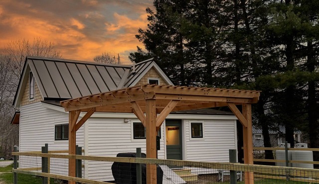 Cozy Cabin with Modern Amenities. Pet Friendly! Hot Tub!